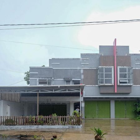 Oyo 1064 マナド エアポート ホームステイ エクステリア 写真